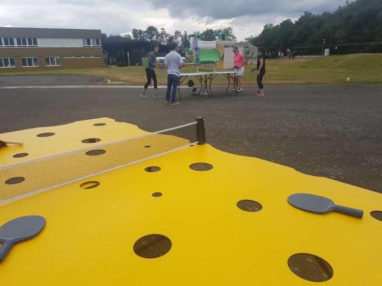 Table de Crazy Pong, un jeu original pour un team building, une kermesse ou une animation de village, fête patronale dans le Rhône, lAin, Isere, Loire, Saone et Loire en Bourgogne.
